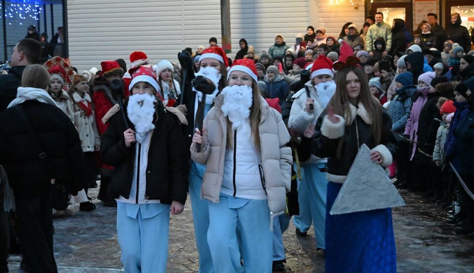 Хотимск зажигает! Главная елка района засияла новогодними огнями!