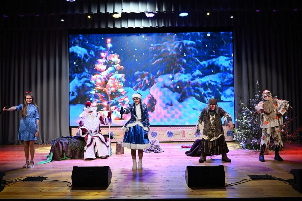В РЦК «МИР» состоялось яркое новогоднее театрализованное представление «Приключения лешего и Бабы-Яги»