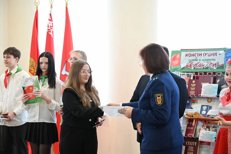 В Хотимске прошло торжественное вручение паспортов юным гражданам