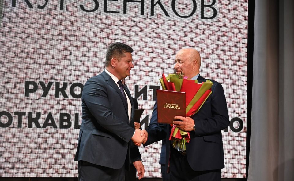 Фотофакт: Торжественные проводы на заслуженный отдых директора ОАО «Хотимский льнозавод» Николая Егоровича Курзенкова