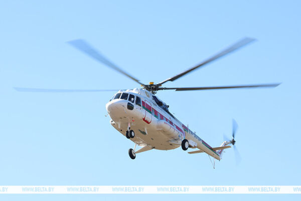 Лукашенко с борта вертолета инспектировал ход посевной в Минской области