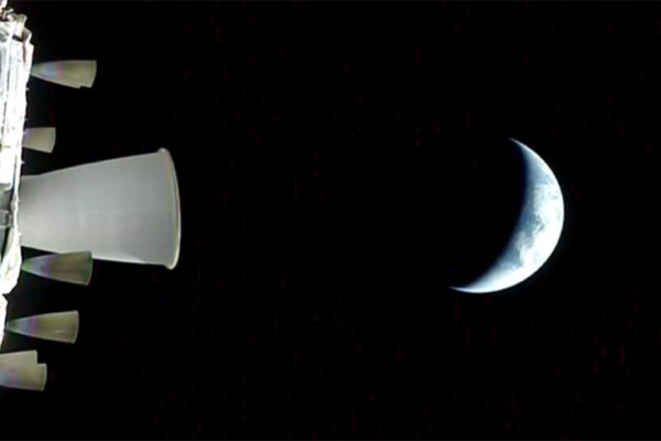 Корабль Orion передал на Землю первые фотографии в рамках лунной миссии