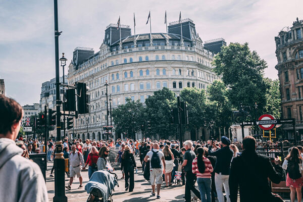В Великобритании вступает в силу исторический запрет на продажу табака подросткам