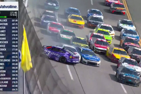 Крупная авария с участием 26 машин произошла на гонке NASCAR в США