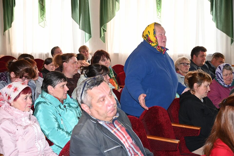 В агрогородке Липовка прошла встреча председателя Хотимского районного исполнительного комитета Александра Дивакова, председателя Хотимского районного Совета депутатов Евгения Николаенко с населением Великолиповского сельского Совета