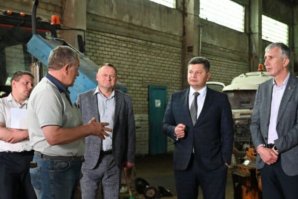 Председатель Хотимского райисполкома Александр Диваков проверил готовность техники к первому укосу