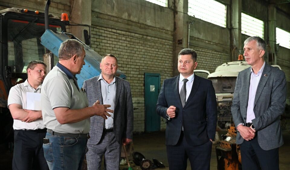 Председатель Хотимского райисполкома Александр Диваков проверил готовность техники к первому укосу