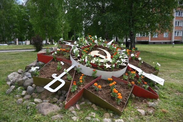 «Ветеранско-молодёжный цветник»: новая традиция в честь 85-летия начала войны