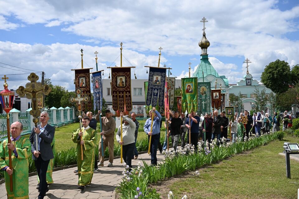 Православные верующие Хотимщины отметили престольный праздник — День Святой Троицы (фото)