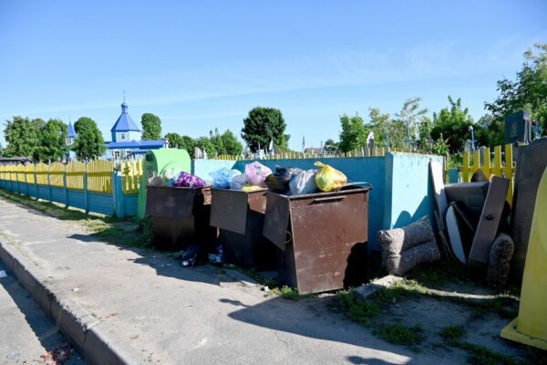Диваны, доски и обрезки деревьев: кто создает мусорный хаос на улицах Хотимска?