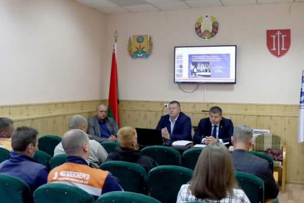 Сохранить правду о войне: Александр Диваков встретился с коллективом Хотимского РЭС