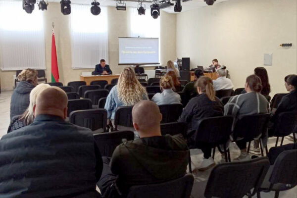 В рамках Единого дня информирования иформационно-пропагандистские группы встретились с трудовыми коллективами организаций и предприятий Хотимского района