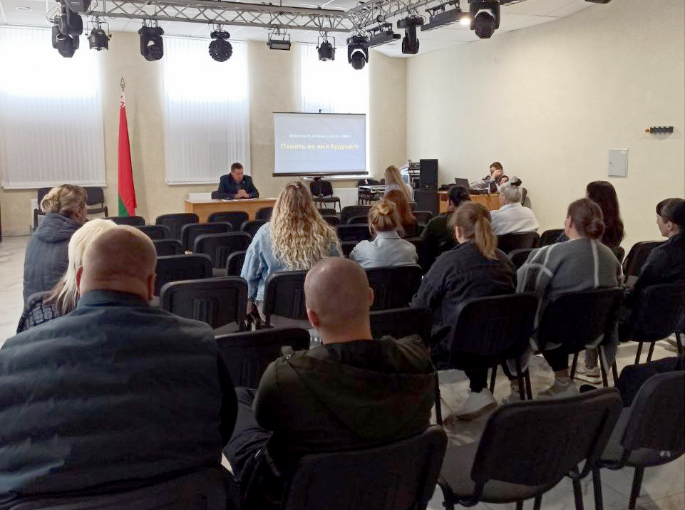 В рамках Единого дня информирования иформационно-пропагандистские группы встретились с трудовыми коллективами организаций и предприятий Хотимского района