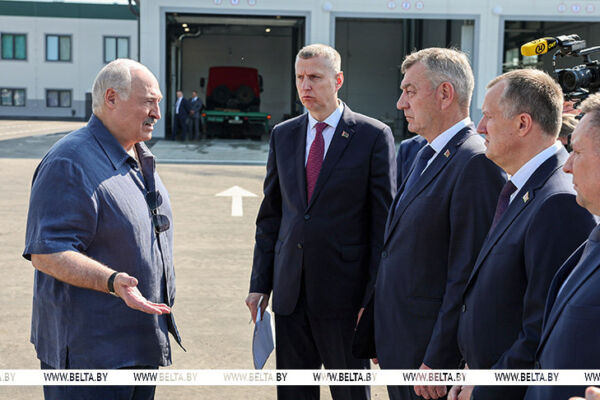 Лукашенко: райагросервисы должны стать опорными пунктами для отечественных производителей техники