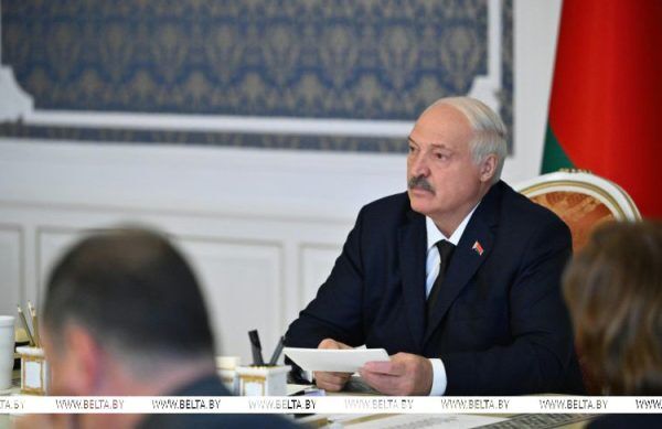 Горячая пора, кадровый день, военные доклады и прививка от волокиты. Итоги недели Президента