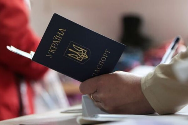 Украинским мужчинам за границей начнут отказывать в консульских услугах без воинских документов