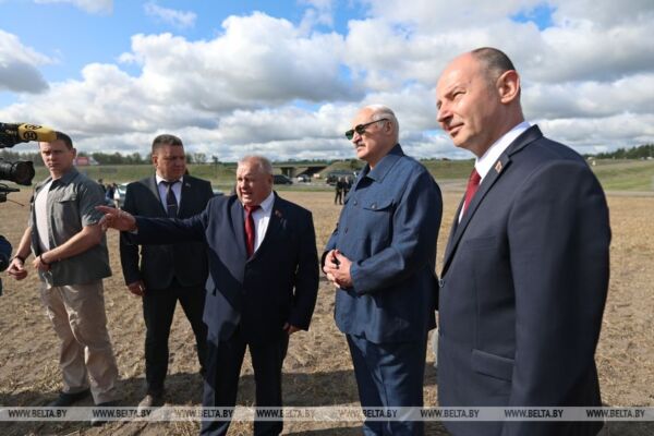 Лукашенко приехал на поле в Минском районе — поблагодарить передовиков жатвы за высокие показатели