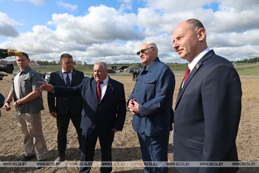 Лукашенко приехал на поле в Минском районе — поблагодарить передовиков жатвы за высокие показатели