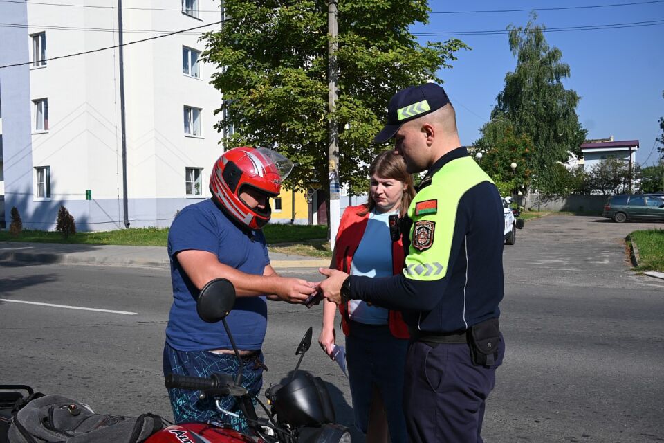 «Жара»: Красный Крест и ГАИ вышли на помощь людям