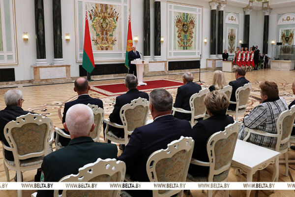 Лукашенко в преддверии Дня народного единства вручил госнаграды заслуженным представителям различных сфер
