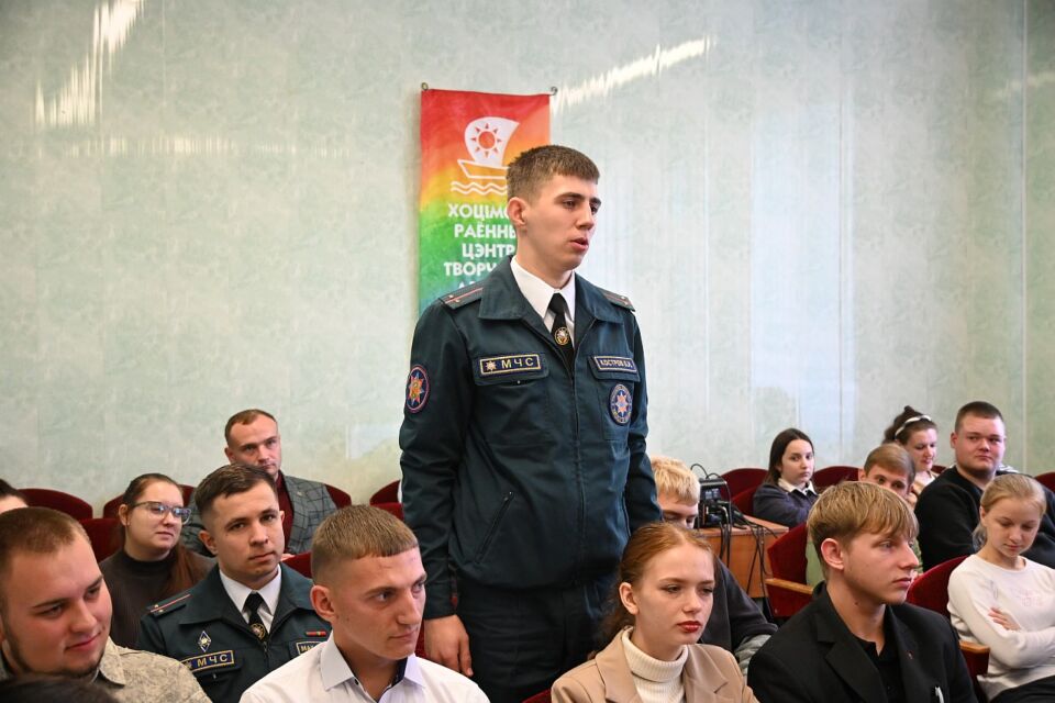 Председатель райисполкома Александр Диваков провел открытый диалог с молодыми специалистами Хотимщины
