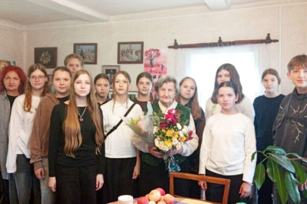 Юные хотимчане навестили 93-летнюю Неонилу Исаеву
