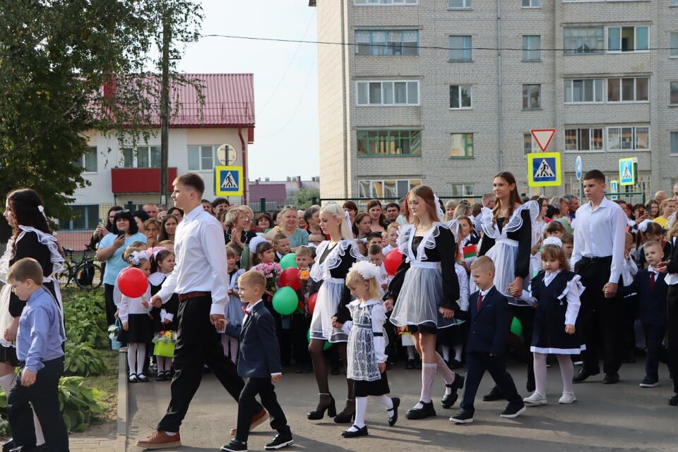 В добрый путь! Самые красивые и волнующие мгновения торжественной линейки в СШ № 2