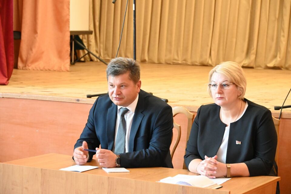 Александр Диваков встретился с трудовыми коллективами агрогородка Берёзки
